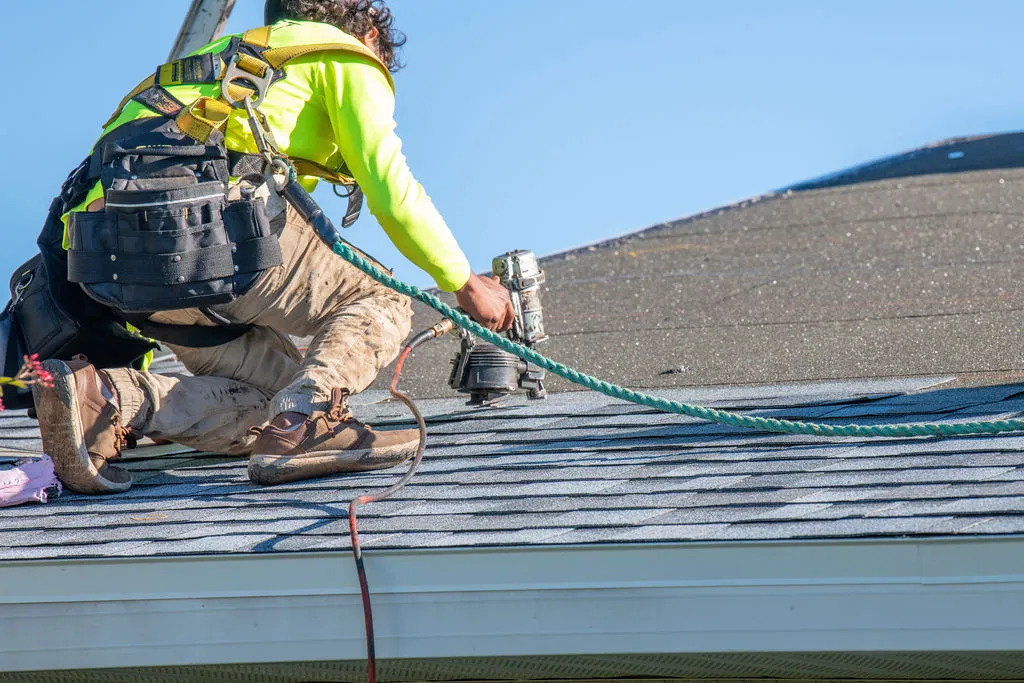 roofer with harness
