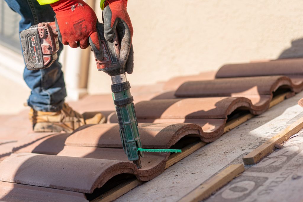 Instaling a clay tile roof 